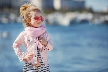 Pembe güneş gözlüğü moda küçük kız. Yaz tatillerini kavramı