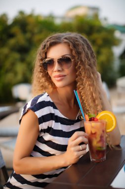 Açık havada güzel bir kadın portresi yaz