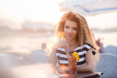 Açık havada güzel bir kadın portresi yaz