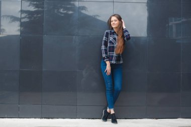 Modern iş, bir iş planı güzel bir kadın ofisinin düşünüyor.