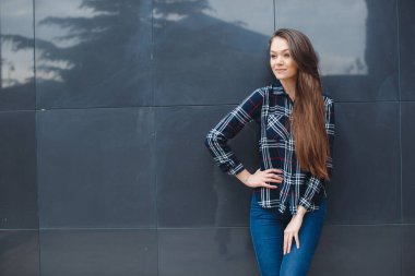 Modern iş, bir iş planı güzel bir kadın ofisinin düşünüyor.