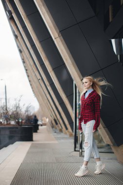 Güzel sarışın açık havada. Portre