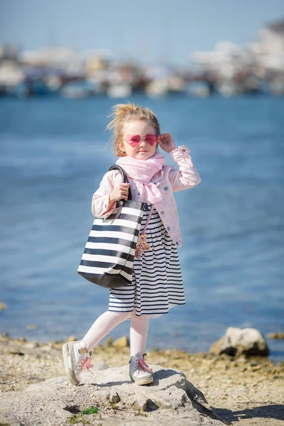 Niña de moda en gafas de sol rosas. El concepto de vacaciones de verano —  Fotos de Stock