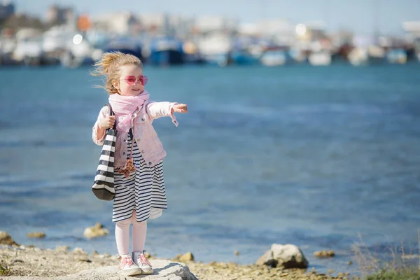 Niña de moda en gafas de sol rosas. El concepto de vacaciones de verano —  Fotos de Stock