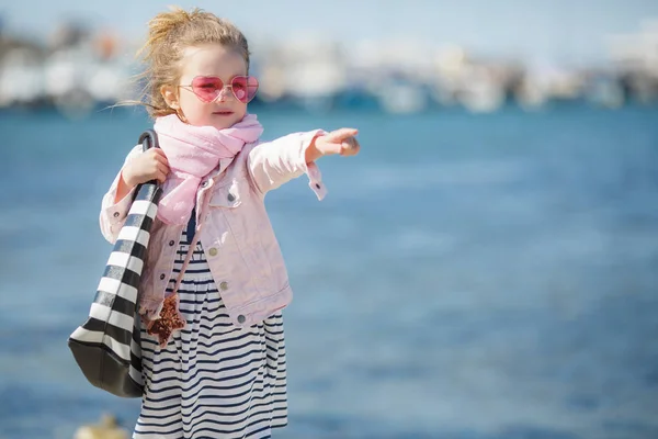 Ragazzina alla moda in occhiali da sole rosa. Il concetto di vacanze estive — Foto Stock