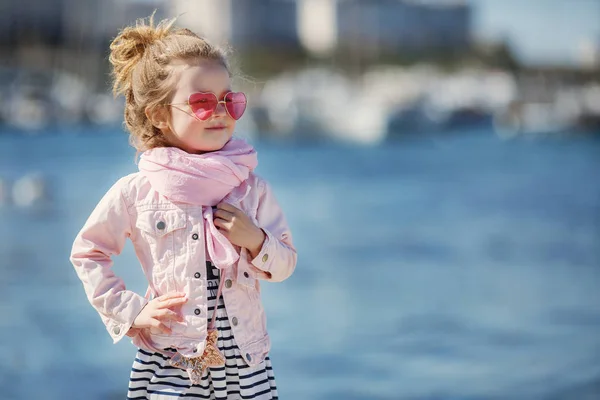 Petite fille à la mode en lunettes de soleil roses. Le concept des vacances d'été — Photo