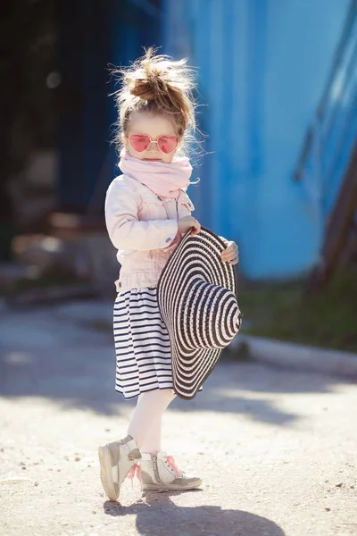 时尚的小女孩，戴着帽子和太阳镜。夏季度假概念 — 图库照片