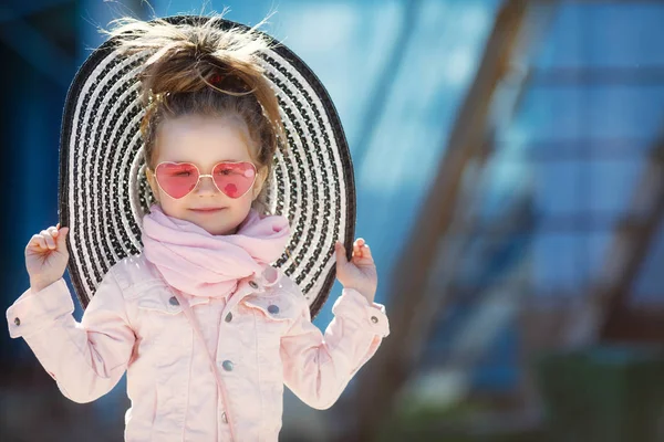 Fashionabla lilla flickan bär en hatt och solglasögon. sommar semester koncept — Stockfoto