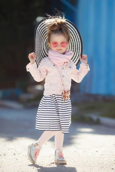Fashionable little girl wearing a hat and sunglasses. summer vacation concept — Stock Photo, Image