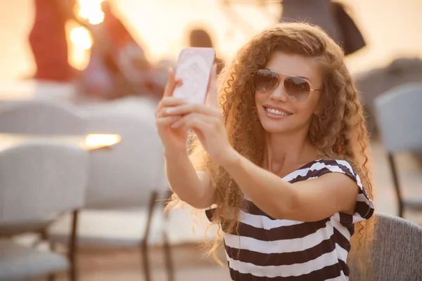 Summer portrait of a beautiful woman outdoors — Stock Photo, Image