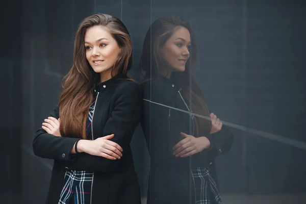 Entreprise moderne, femme près du bureau réfléchit plan d'affaires . — Photo