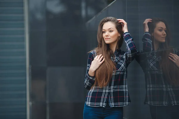 現代のビジネス オフィスの近くの美しい女性は、事業計画を検討しています。. — ストック写真