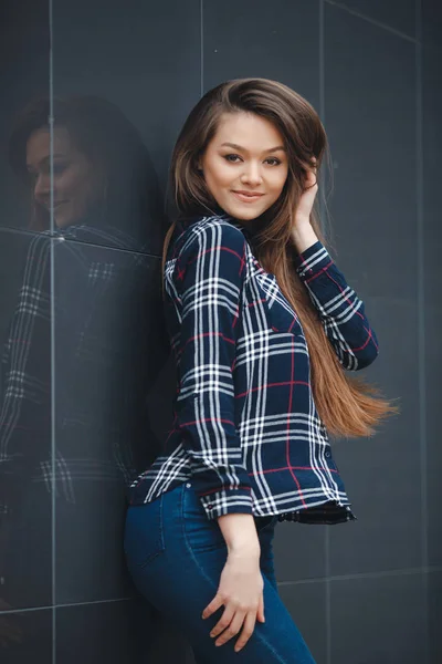 Moderne bedrijven, een mooie vrouw in de buurt van het Bureau overweegt een businessplan. — Stockfoto