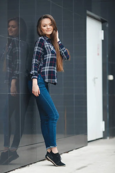 Entreprise moderne, une belle femme près du bureau envisage un plan d'affaires . — Photo