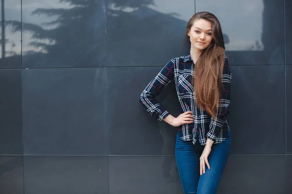 Negocios modernos, una hermosa mujer cerca de la oficina está considerando un plan de negocios . — Foto de Stock