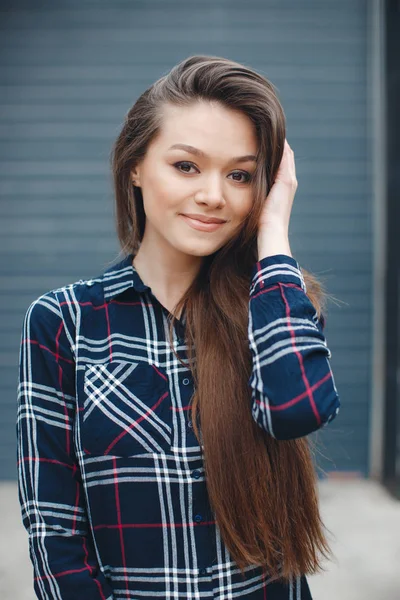 Negocios modernos, una hermosa mujer cerca de la oficina está considerando un plan de negocios . — Foto de Stock