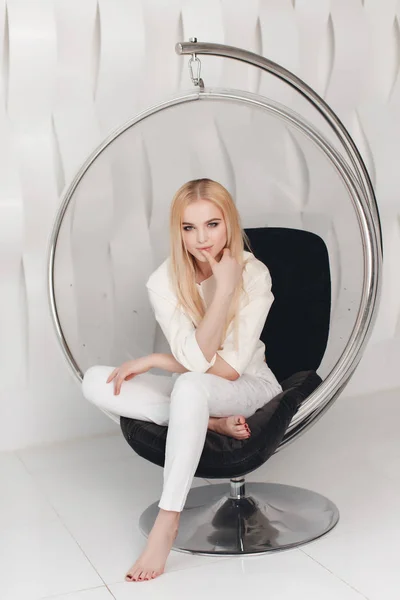 긴 머리와 매력적인 메이크업 스튜디오에서 포즈와 금발 섹시 한 아름 다운 소녀 — 스톡 사진