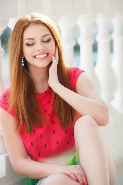 A gyönyörű vörös hajú szép, fiatal lány portréja — Stock Fotó