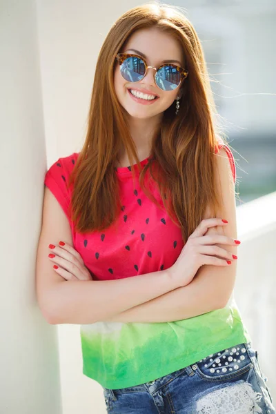 A gyönyörű vörös hajú szép, fiatal lány portréja — Stock Fotó
