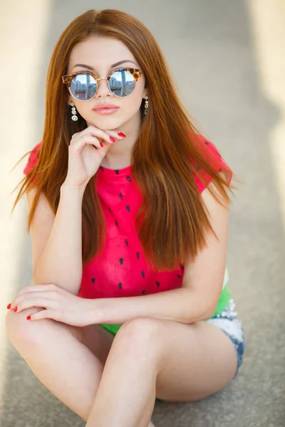 Retrato de hermosa joven con hermoso pelo rojo —  Fotos de Stock