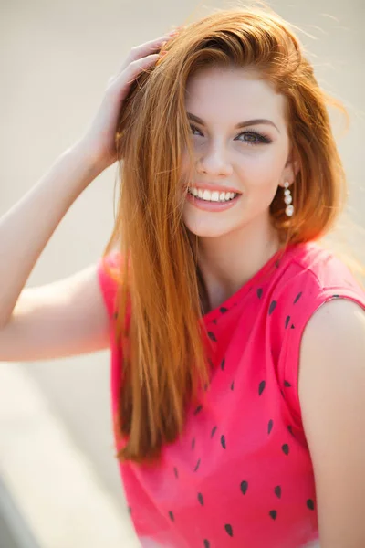 Porträtt av vacker ung tjej med vackra röda hår — Stockfoto