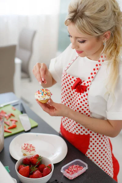 웃 고 있는 금발의 여 자가 부엌에서 컵 케이크를 요리 — 스톡 사진