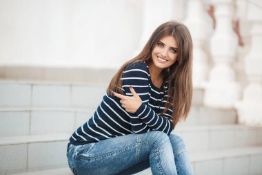 Şehir açık havada güzel bir kadın portresi bahar