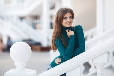 Şehir açık havada güzel bir kadın portresi bahar