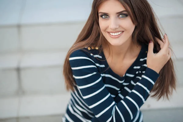 Retrato de primavera de uma mulher bonita na cidade ao ar livre — Fotografia de Stock