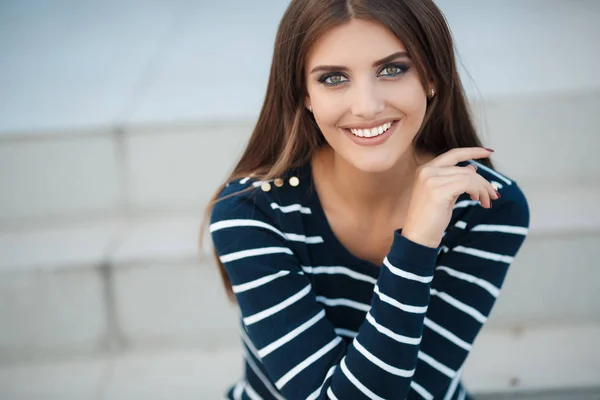 Retrato de primavera de una hermosa mujer en la ciudad al aire libre — Foto de Stock