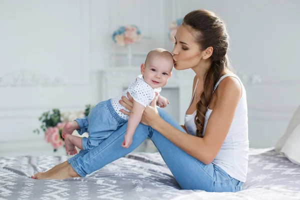 Giovane Madre Sdraiata Letto Con Suo Neonato Giocare Insieme Concetto — Foto Stock