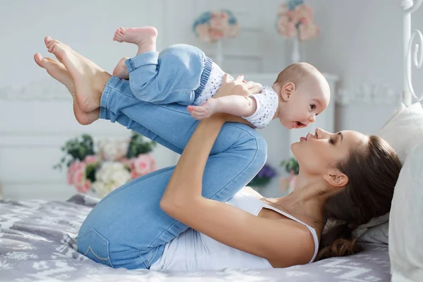 Ung Mamma Ligger Sängen Med Sin Nyfödda Pojke Leker Tillsammans — Stockfoto