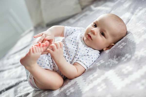 Charmerende Dreng Hvidt Solrigt Soveværelse Nyfødt Baby Hviler Sengen Børnehave - Stock-foto