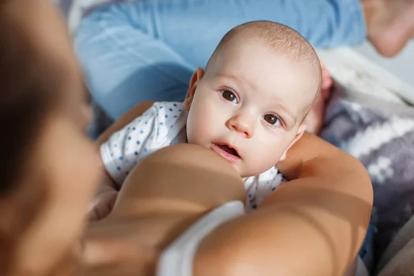 Junge Mutter Bett Liegend Mit Ihrem Neugeborenen Jungen Zusammen Spielen — Stockfoto