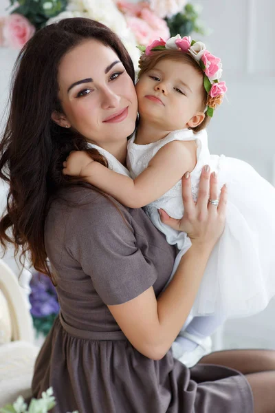 Eine Schöne Frau Eine Brünette Mit Langen Dicken Haaren Gekleidet — Stockfoto