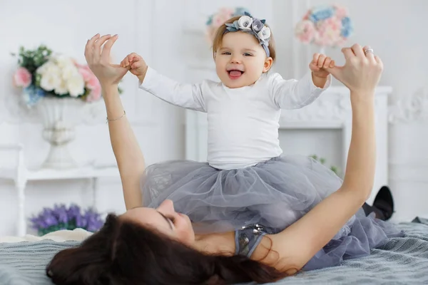 Schöne Brünette Frau Mit Langen Haaren Einem Grauen Kleid Gekleidet — Stockfoto