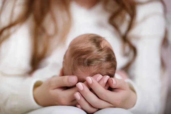 Różowym Tle Kolanach Kochającej Matki Leży Noworodka Puszystymi Peruki Matka — Zdjęcie stockowe