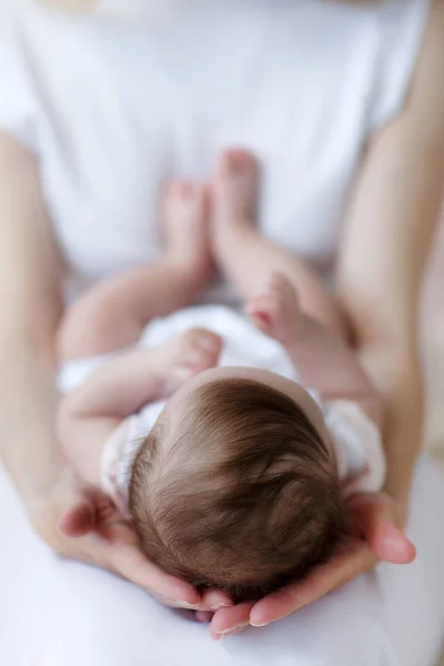 Kolanach Szczęśliwą Matką Ubrany Różową Koszulę Niebieskie Dżinsy Leży Nowo — Zdjęcie stockowe