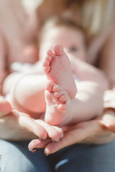 Collage de cuatro fotos de la madre y el bebé recién nacido — Foto de Stock