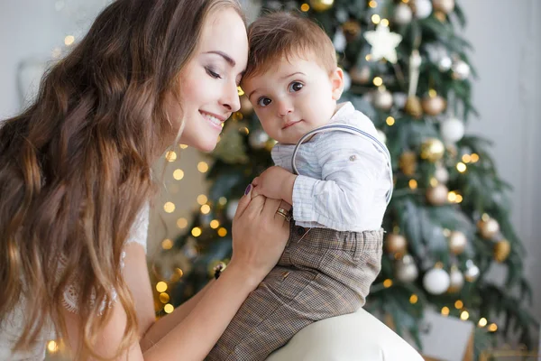 Gelukkige Familie Moeder Zoontje Buurt Van Kerstboom Kerstavond Thuis Een — Stockfoto