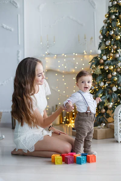 Felice Madre Famiglia Piccolo Figlio Vicino All Albero Natale Vigilia — Foto Stock