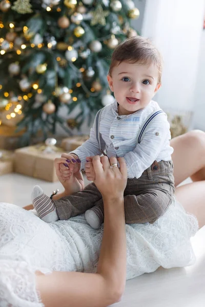 Felice Madre Famiglia Piccolo Figlio Vicino All Albero Natale Vigilia — Foto Stock