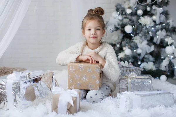 Criança Feliz Menina Anos Idade Férias Natal Perto Uma Bela — Fotografia de Stock