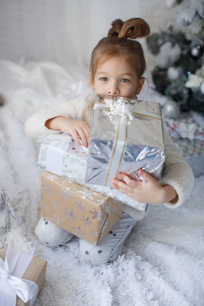 Criança Feliz Menina Anos Idade Férias Natal Perto Uma Bela — Fotografia de Stock