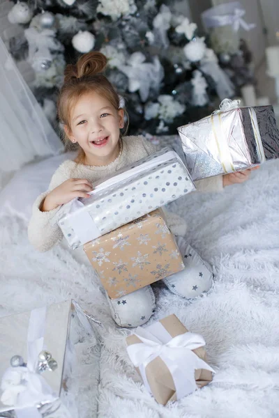 Criança Feliz Menina Anos Idade Férias Natal Perto Uma Bela — Fotografia de Stock