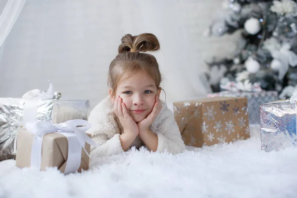 Criança Feliz Menina Anos Férias Natal Perto Uma Bela Árvore — Fotografia de Stock