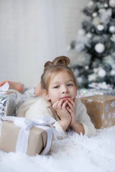 Criança Feliz Menina Anos Férias Natal Perto Uma Bela Árvore — Fotografia de Stock