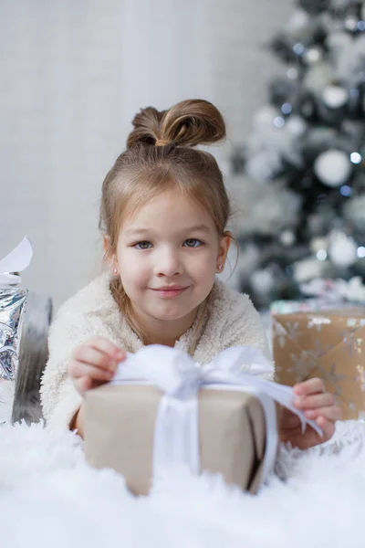 Bambino Felice Bambina Anni Vacanza Natale Vicino Bellissimo Albero Natale — Foto Stock
