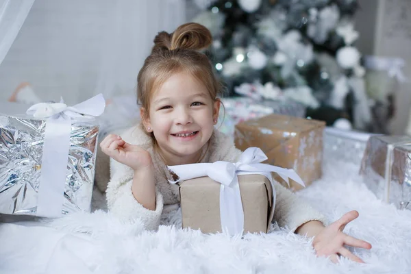 Criança Feliz Menina Anos Férias Natal Perto Uma Bela Árvore — Fotografia de Stock