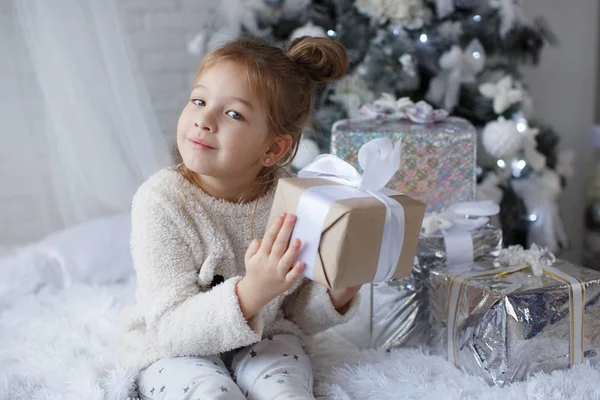 Criança Feliz Menina Anos Idade Férias Natal Perto Uma Bela — Fotografia de Stock